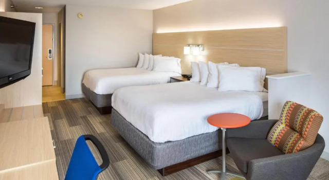 Четырёхместный номер Standard Holiday Inn Express Cedar Rapids - Collins Road by IHG