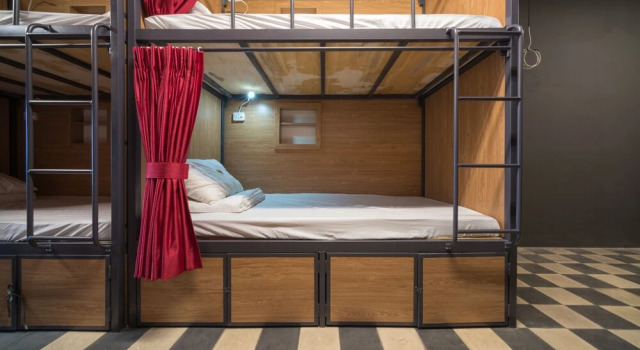 Кровать в общем номере с балконом 24h Saigon Hotel