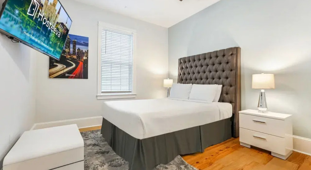 Chic Urban Retreat with Pool Steps to Bourbon St, Забронировать Апартаменты/квартира Апартаменты Нового Орлеана, рядом с Preservation Resource Center, Апартаменты/квартира