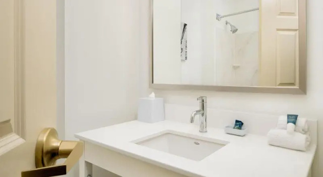 Четырёхместный люкс c 1 комнатой Four Points by Sheraton Louisville Airport