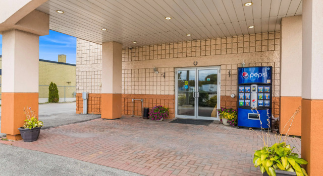 Knights Inn Orillia, Book Hotel Hoteller i Orillia med parkering, Parkering
