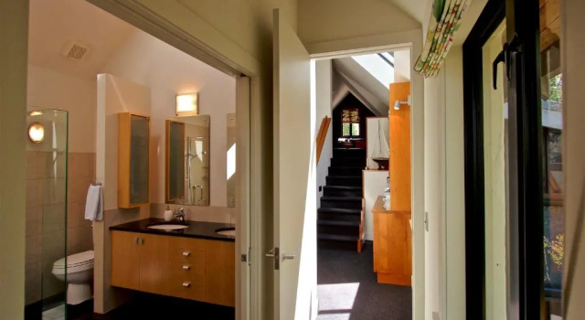 Kauawhi Lodge - Acacia Bay Holiday Home, Rezerwuj Hotel Hotele w Auckland Region z parkingiem, Parking