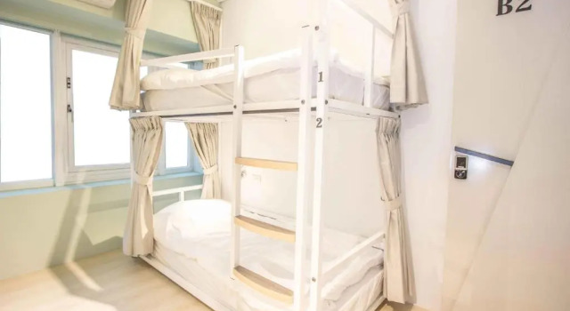 Кровать в общем номере Light Inn
