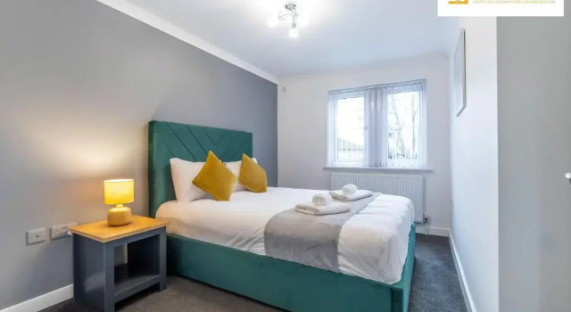 LARGE 4bed with BT Sports inc FREE parking by Klarok Accommodation Ltd, Забронировать Отель Бизнес-отели Англии, 4* 5*