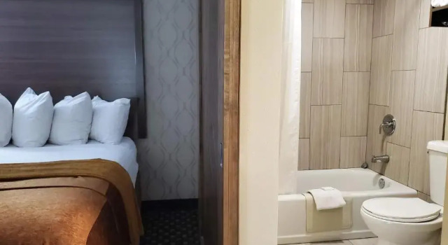 Четырёхместный номер Standard AmericInn by Wyndham Watertown