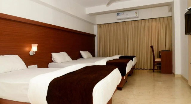Hotel Monarch Center Point near Dahanu Beach, Bordi