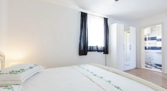 Beautiful Home in Kastel Stafilic With Wifi and 7 Bedrooms, Varaa Lomakoti Hotellit Split-Dalmatia pysäköinnillä, Pysäköinti