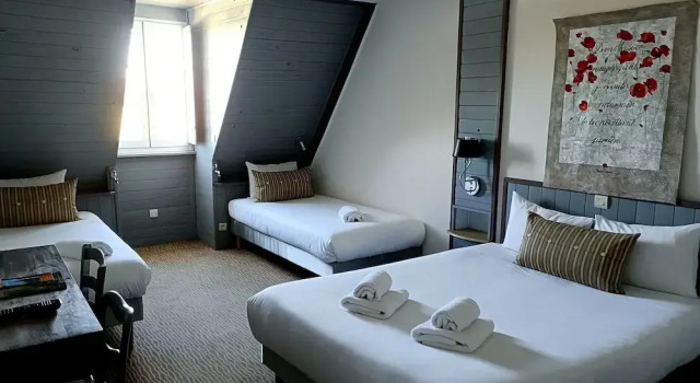 Четырёхместный номер Comfort Hôtel Bien-Être Aux Cyprès de Marquay-Calme et élégance-Laissez-vous porter par une ambiance chaleureuse où chaque instant compte-Découvrez un havre de paix où nature et confort se marient pour vous offrir une expérience unique- Réservez dès aujourdhui
