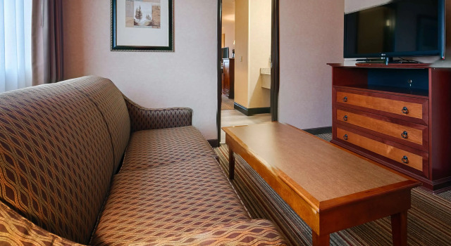 Четырёхместный люкс Best Western Plus Rama Inn & Suites