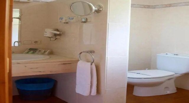 Трёхместный номер Standard с балконом Hotel Guillem & Spa