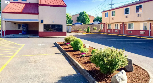 Кровать в общем номере Rodeway Inn Willamette River