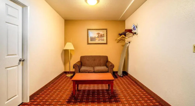 Четырёхместный номер Standard Regency Inn & Suites Downey
