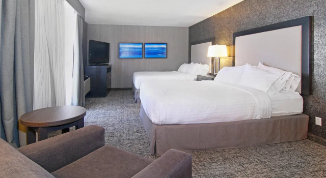 Четырёхместный номер Standard Holiday Inn Express and Suites Calgary by IHG
