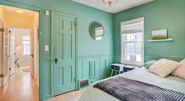 Charming Minneapolis Home < 1 Mi to Lakes!, Varaa Hotelli Hotellit Minnesota pysäköinnillä, Pysäköinti