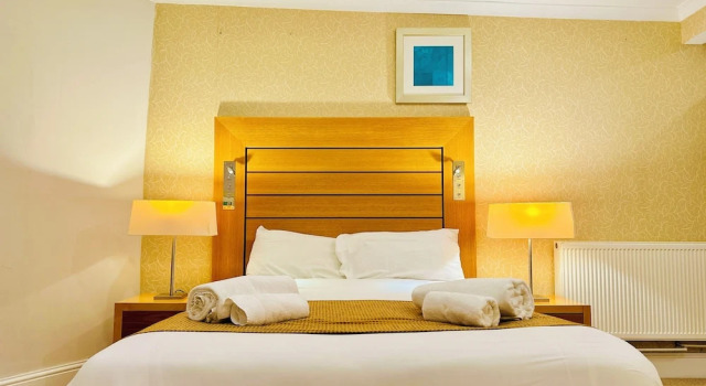 Семейный номер Standard Crown Hotel - Stone, Near Stoke-On-Trent by OYO