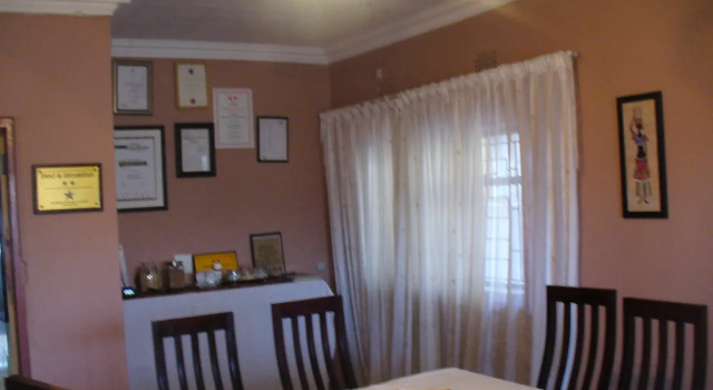 Flossie B&B, 预订 酒店 索韦托 豪登省