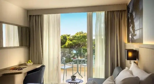 Трёхместный номер Superior с балконом и с частичным видом на море Valamar Carolina Hotel & Villas