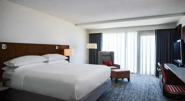 Номер Standard Renaissance Concourse Atlanta Airport Hotel