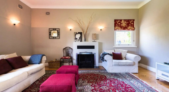 Beautiful 2 Story Manor Close to Beach and all, Book Feriehus Adelaide 