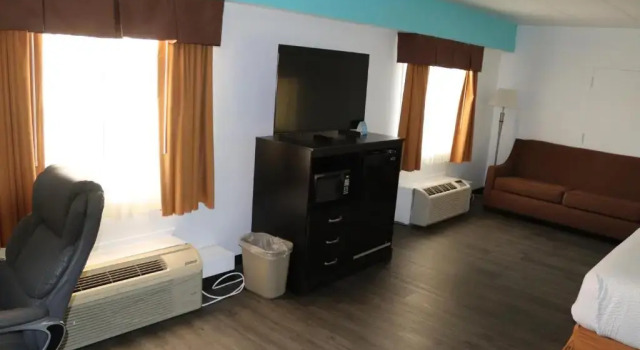 Люкс Days Inn by Wyndham Livonia Canton Detroit