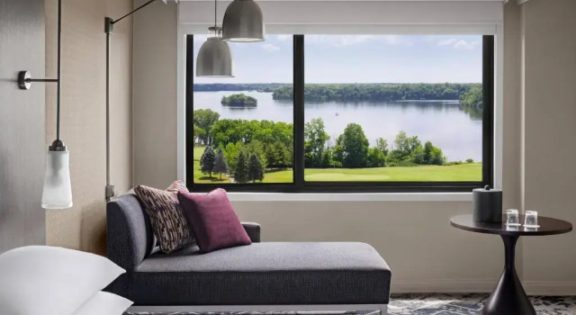 Номер Standard с видом на озеро Ann Arbor Marriott Ypsilanti at Eagle Crest