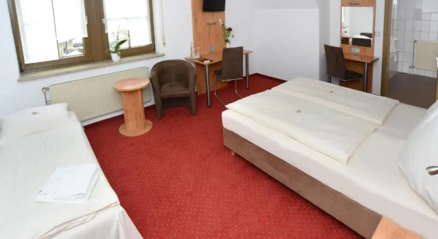 Трёхместный номер Standard Hotel Jägerhof