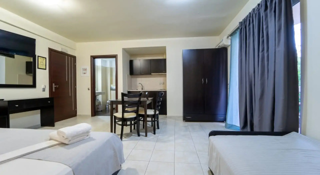 Люкс с видом на сад Golden Rose Suites
