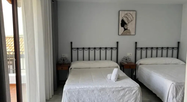 Четырёхместный номер Standard с балконом Hostal Almanzor