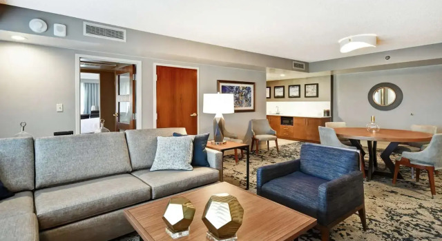 Двухместный люкс Presidential 2-room Embassy Suites by Hilton Omaha Downtown Old Market