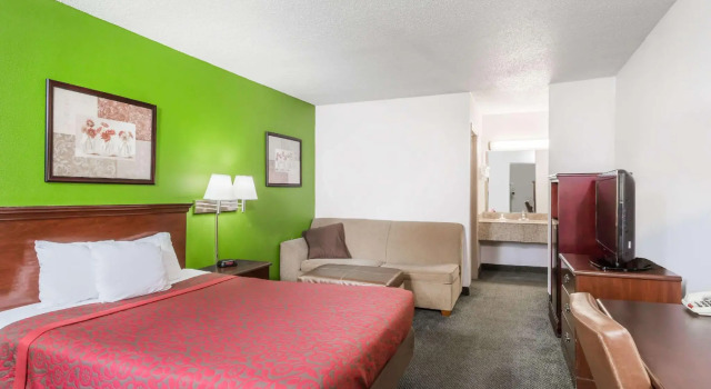 Двухместный номер Standard Days Inn by Wyndham Raleigh Glenwood-Crabtree