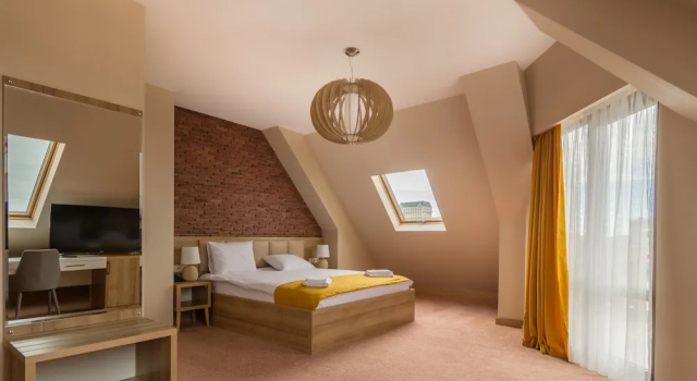 Люкс с балконом и с видом на город Hotel London