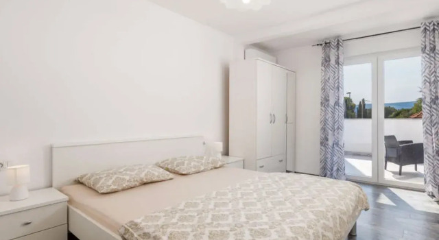 Villa Mira (KRK147), Varaa Villa Hotellit Kvarner Islands uima-altaalla, Uima-allas