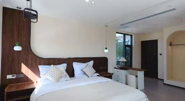 Кровать в общем номере с 4 комнатами Lijiang Huashan Yunshe Snow Mountain View Homestay