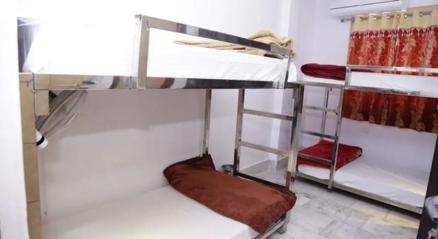 Кровать в общем номере Kuldeep Guest House