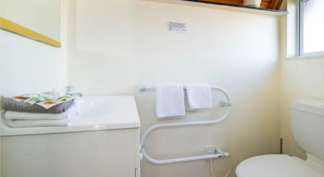 Кровать в общем номере Mountain Chalets Motel