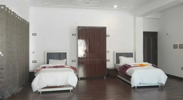 Кровать в общем номере Mount Vista Leh