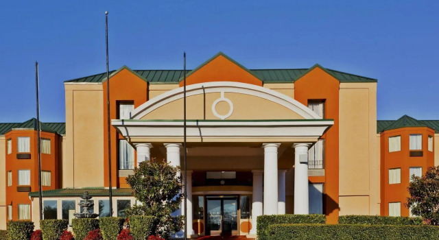 Holiday Inn Express Hotel & Suites Spence Lane by IHG