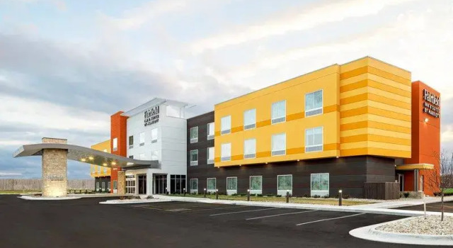 Четырёхместный люкс Fairfield Inn & Suites by Marriott Salina
