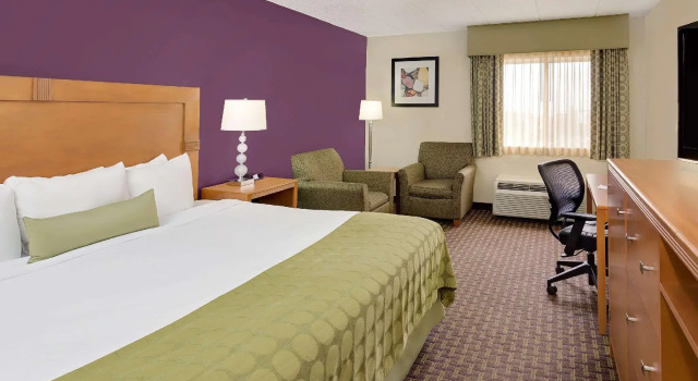 Двухместный номер Standard Ramada by Wyndham Marquette