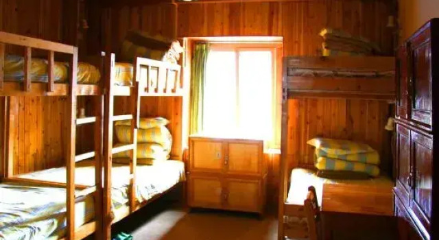 Кровать в общем номере Lao Shay Youth Hostel Shangri-la