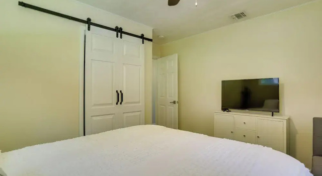 Updated Getaway w/ Pool & Hot Tub on < 3 Acres!, Foglalás Nyaraló Stony Point Rockland County