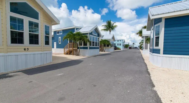 Pelican RV Resort and Motel, Varaa Mini-hotelli Hotellit Florida Keys uima-altaalla, Uima-allas