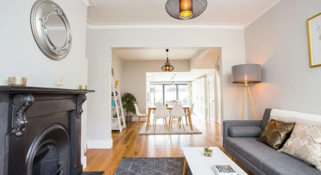 Modern 3 Bed Home in trendy Cambridge suburb