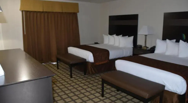 Четырёхместный номер Standard с видом на внутренний двор Best Western Beacon Inn