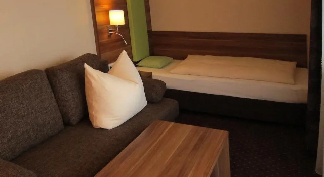 Vilstaler Hof Hotel & Tagung, Book Hotel Hoteller i Lower Bavaria med parkering, Parkering