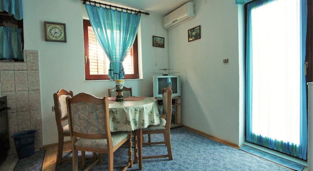 Apartment Šera - 50 m from beach: A1 Pisak, Riviera Omis, Rezerwuj Apartament Marusici Split Region
