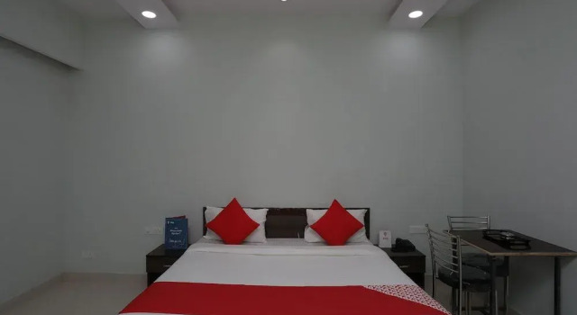 Oyo 18314 Hotel Kailash Mansarovar And Banquet Hall, Забронировать Отель Отели Барели с бассейном, Бассейн