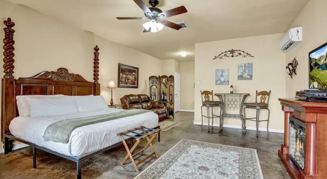 Romantic Oasis W/hot Tub Near Fred and Wineries!, Prenota Hotel Fredericksburg Texas Wine Country