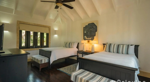 Dramatic Luxury Villa With Golf and Ocean View Walking Distance From the Beach, Prenota Villa Punta Cana Repubblica Dominicana