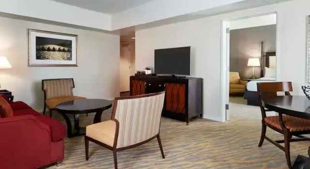 Полулюкс The Inn at Penn, A Hilton Hotel